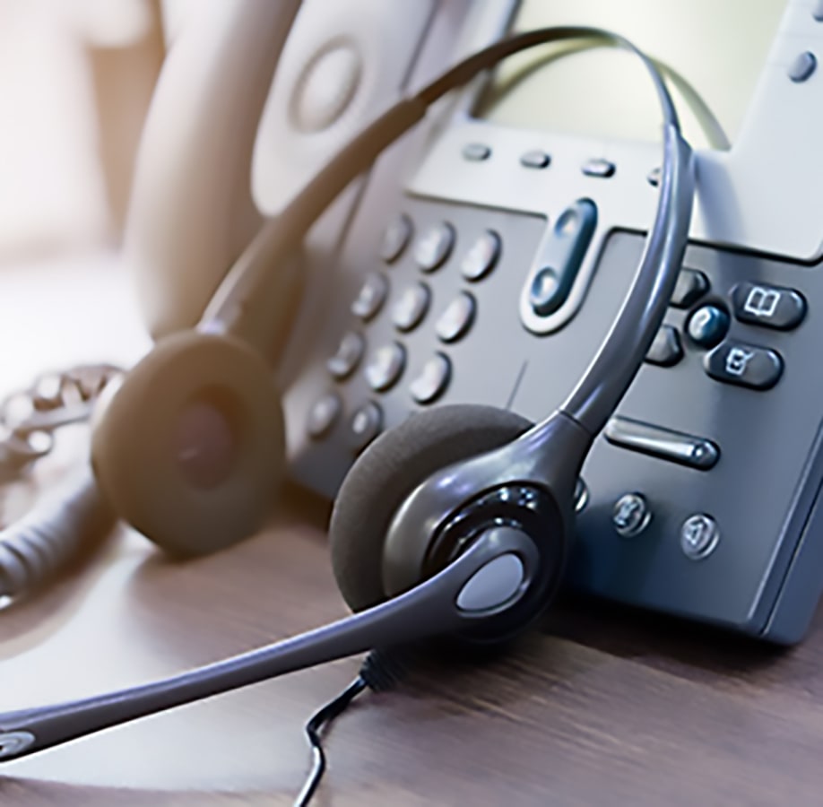 Klienditeenindusmeeleolu: telefon koos kõrvaklappidega